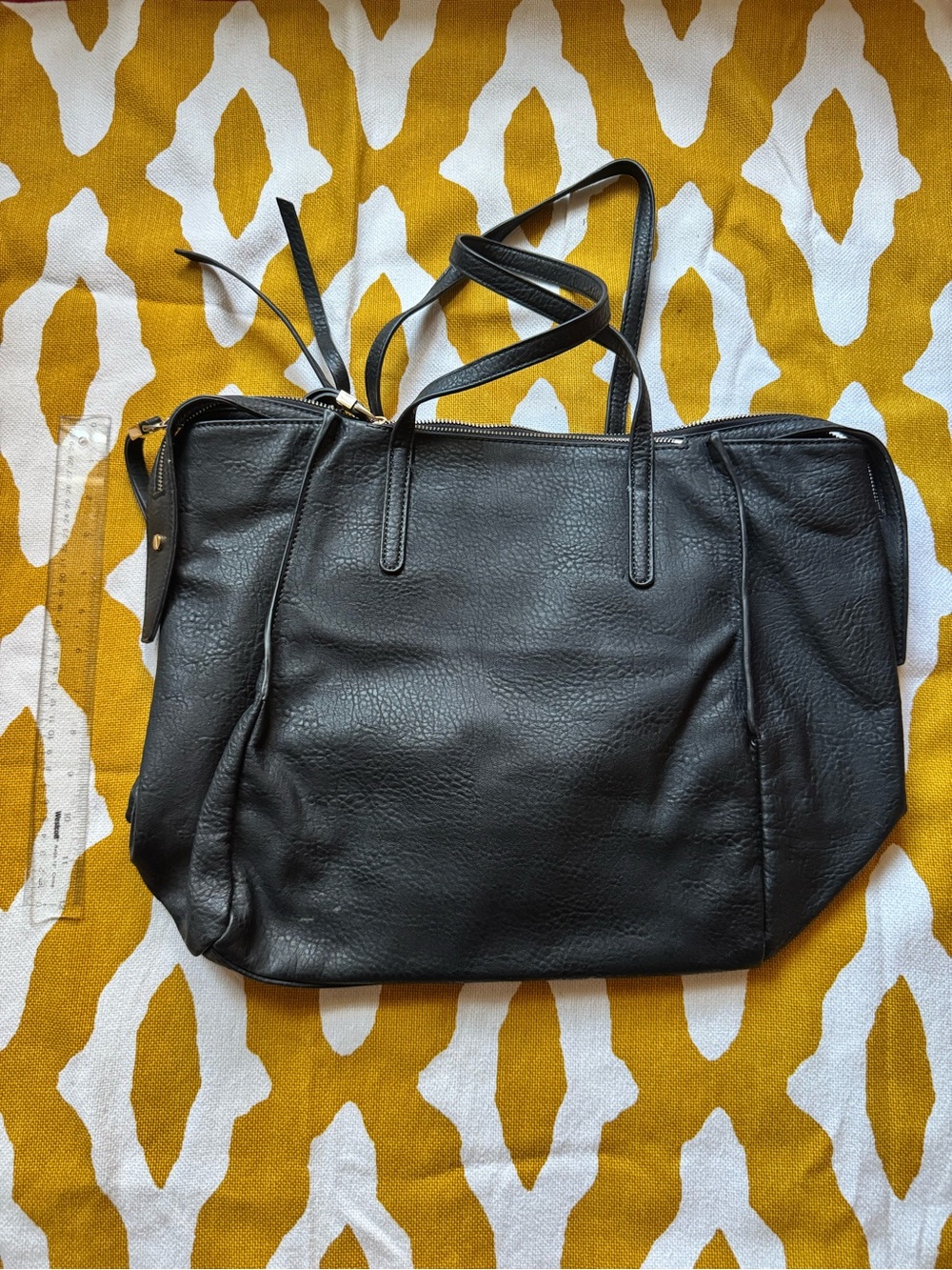 Urban Expressions Womenโs Leather Shoulder Handbag
